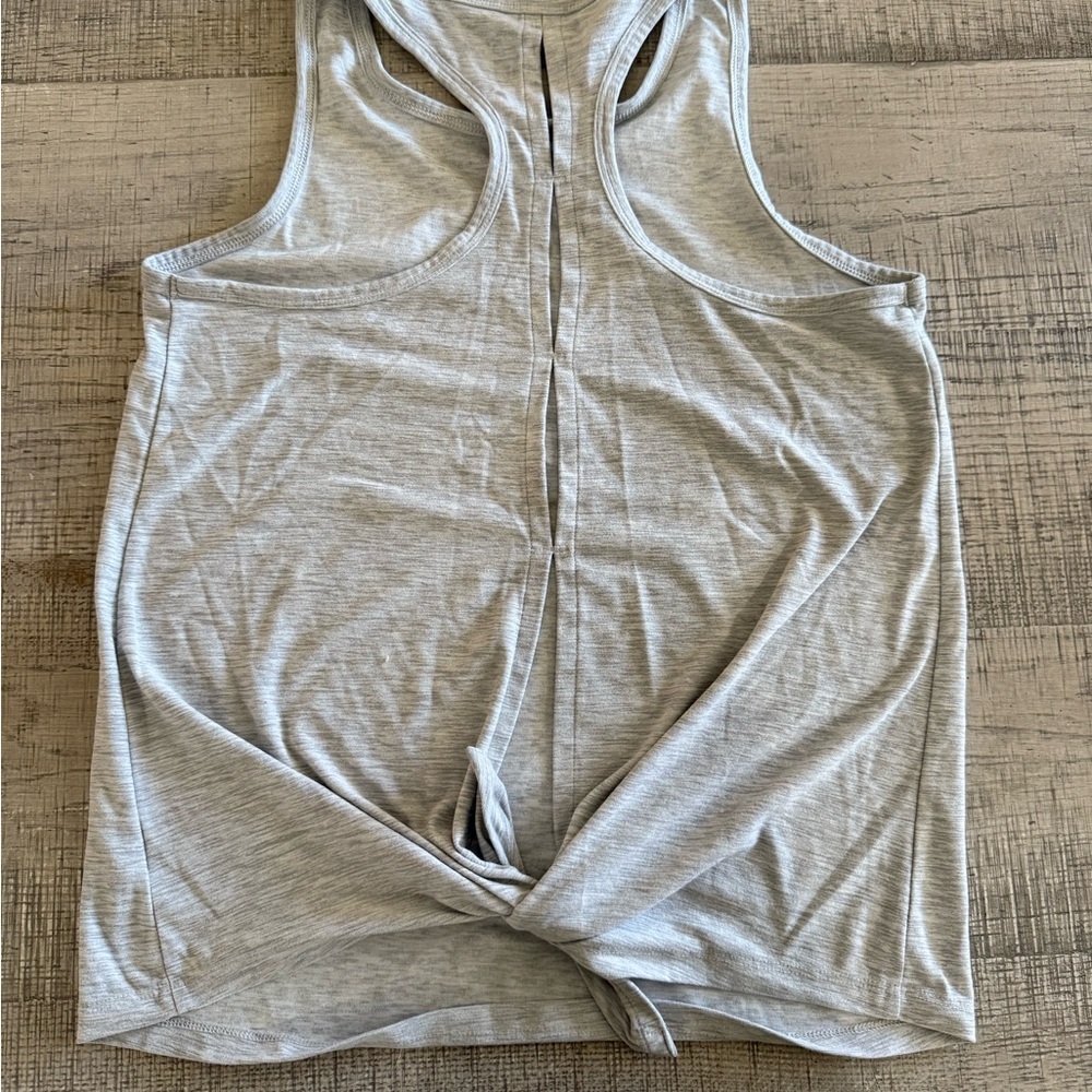 Old Navy Light Gray Women's Workout Tank with Back Tie Size small - Picture 3 of 10